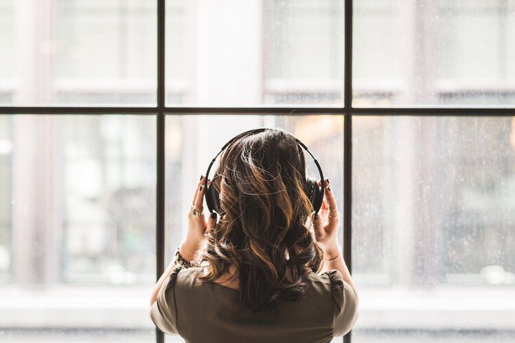 12 Podcasts Imperdíveis que Inspiraram Nômades Digitais