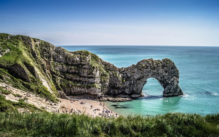 The 5 Best Destinations for Surfing Getaways in the UK 