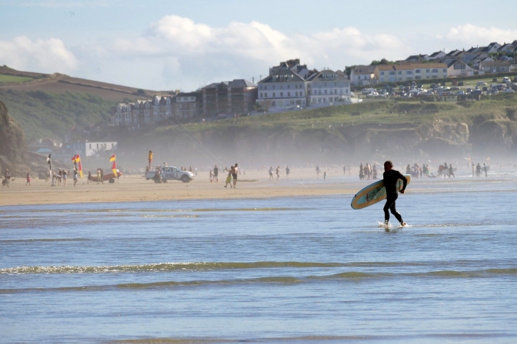 The 5 Best Destinations for Surfing Getaways in the UK 
