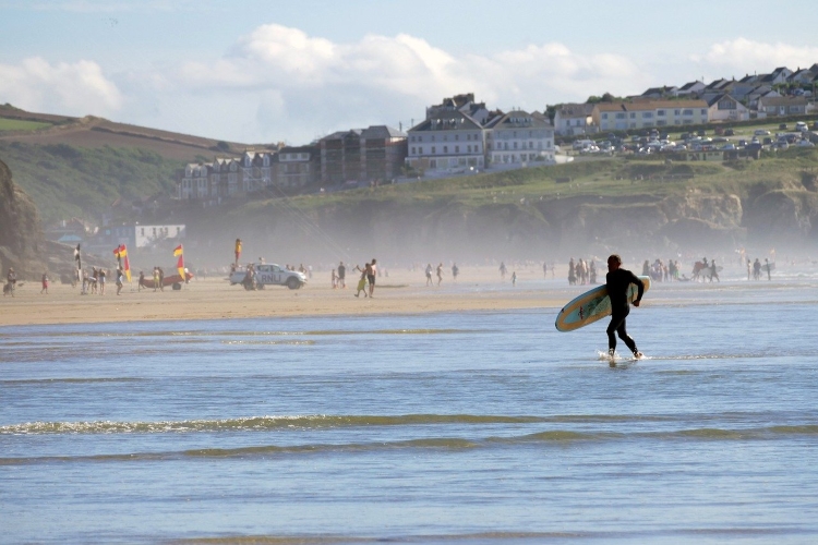 The 5 Best Destinations for Surfing Getaways in the UK