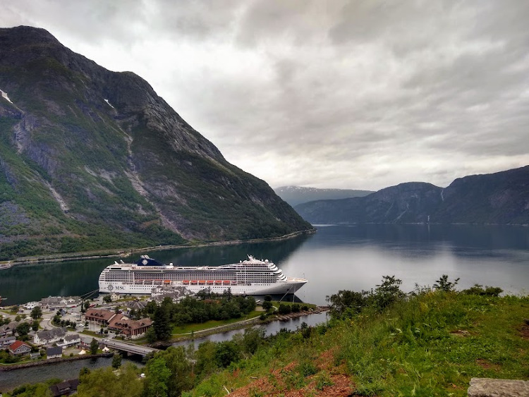 The best viewpoint in Eidfjord (found on the yellow trail) 